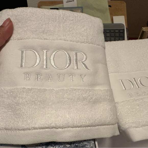 DIOR-“AROUND THE WORLD” VANITY CASE/HAND TOWELS/CAPTURE TOTALE HYALUSHOT & CREAM - Picture 11 of 16